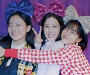 Smiling girls wearing oversized bows
