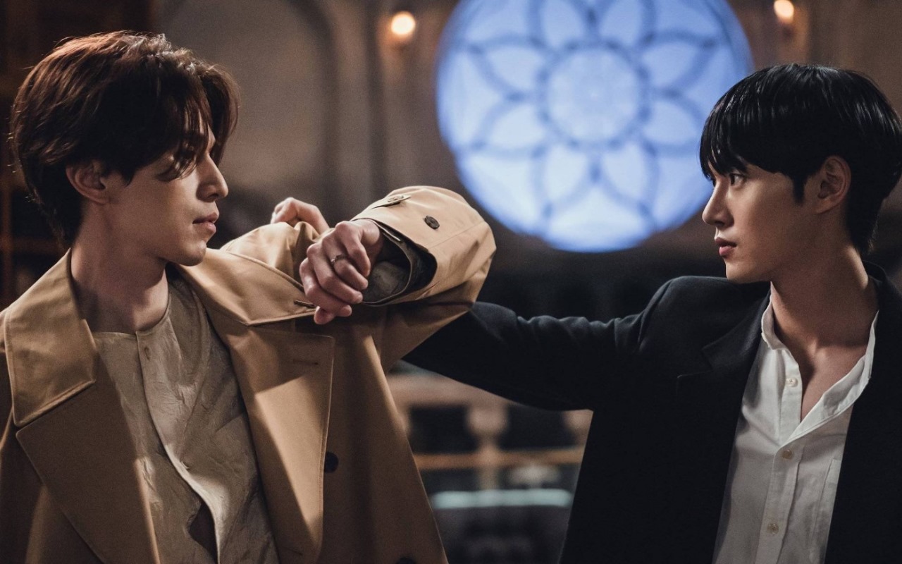 Tense standoff scene from 'Tale of the Nine-Tailed,' featuring Lee Dong-wook and Kim Bum in a dramatic face-off, showcasing their intense rivalry and contrasting styles.