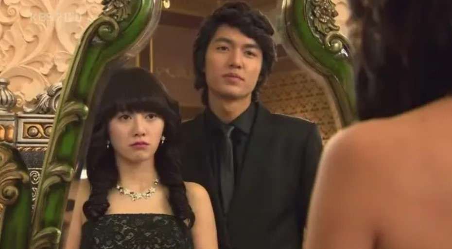 Iconic scene from classic K-Drama "Boys Over Flowers" featuring Gu Jun-Pyo and Geum Jan-Di, a drama known for its emotional soundtrack included in Classic KDrama OSTs Still Popular Today.