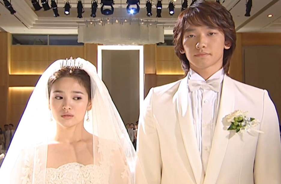 Wedding scene from classic K-Drama "Full House" starring Song Hye-Kyo and Rain, a beloved series with memorable tracks featured in Classic KDrama OSTs Still Popular Today.