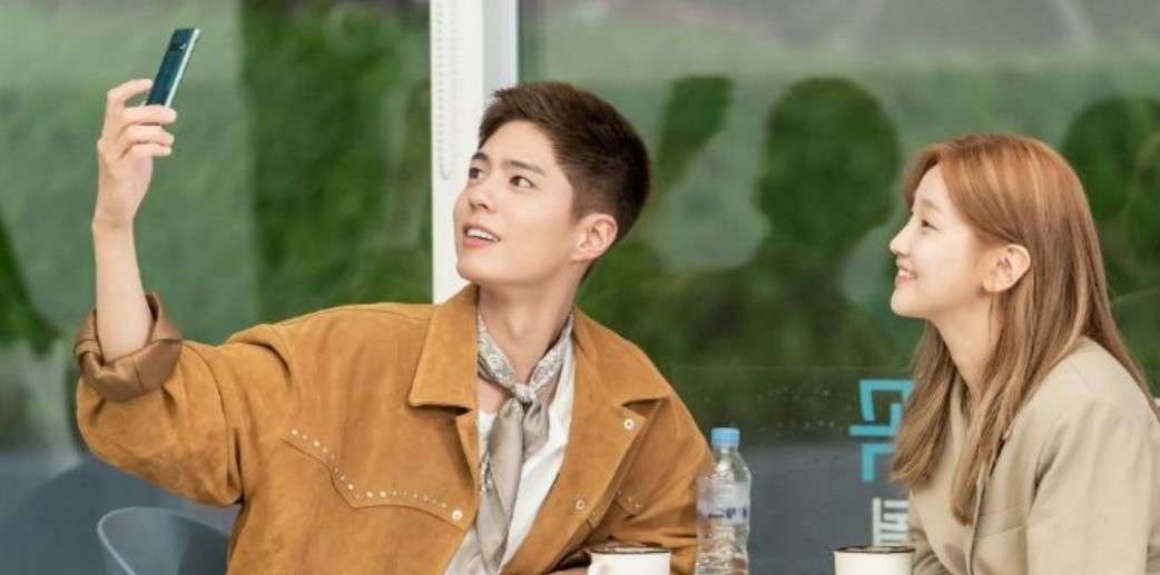 Sa Hye-jun (Park Bo-gum) and Ahn Jeong-ha (Park So-dam) sharing a light moment while taking a selfie together in a cozy scene from 'Record of Youth,' highlighting their growing relationship.